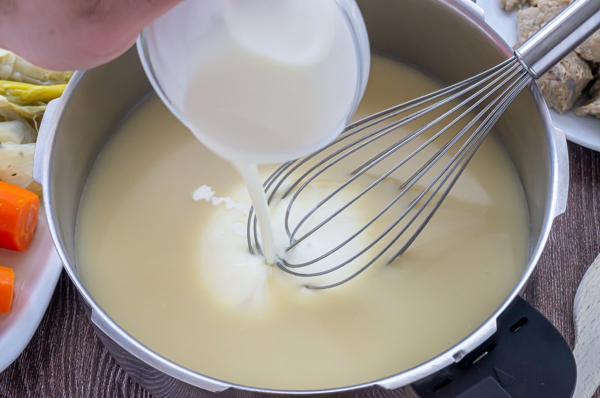 Añadir la nata a la salsa de la blanquette
