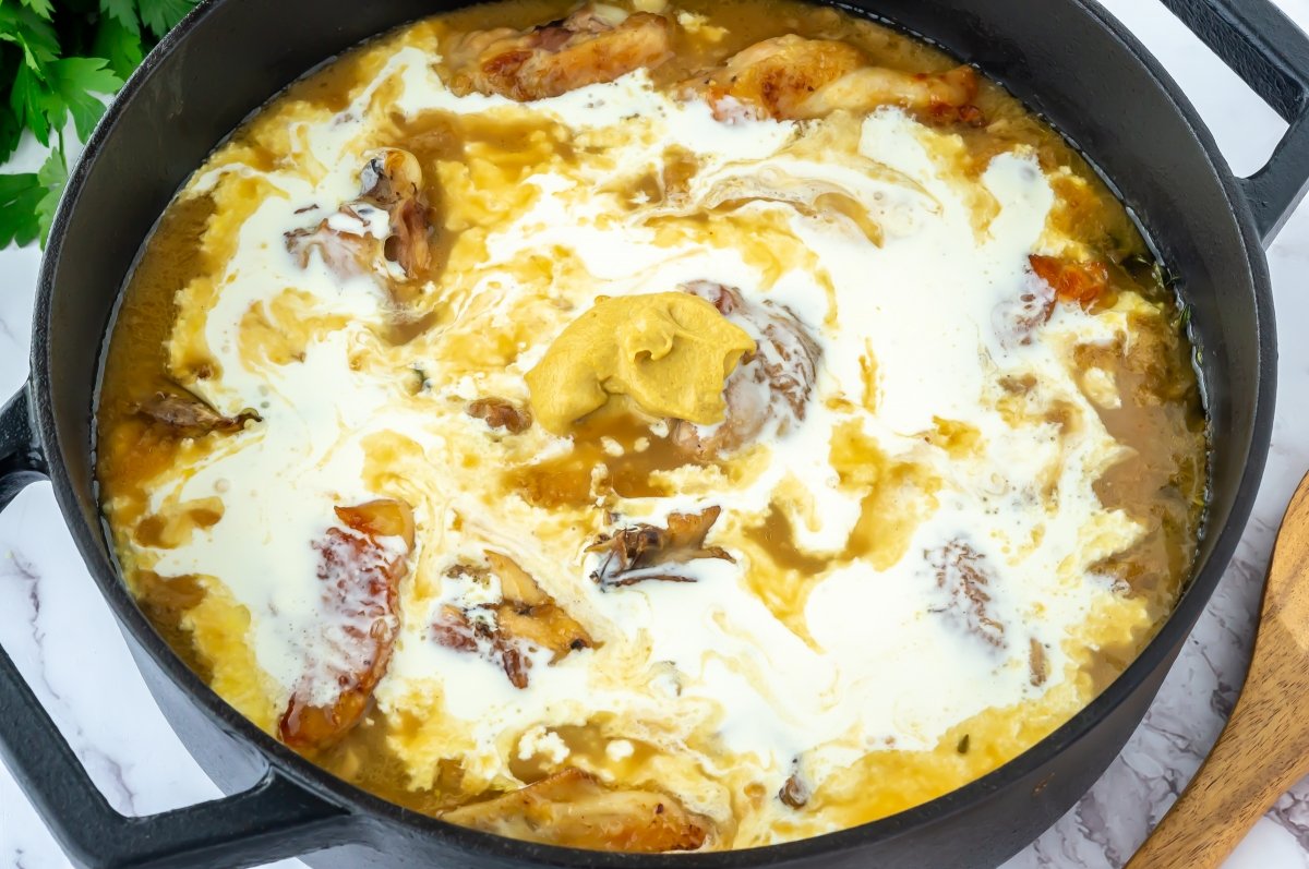 Añadir la nata al fricasé de pollo