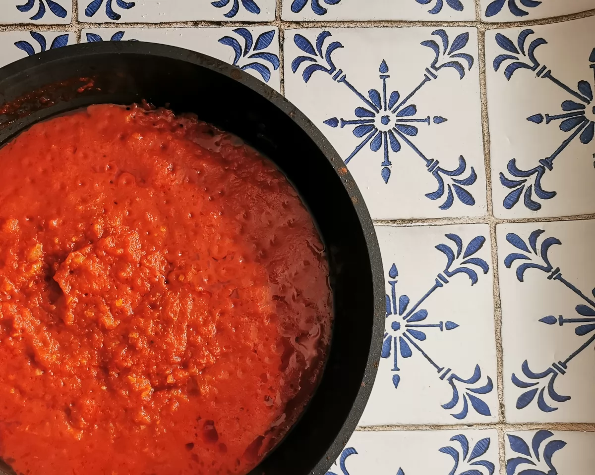 Risotto de tomate y parmesano 4 Añadir la passata y dejar cocinar a fuego bajo 30 minutos *