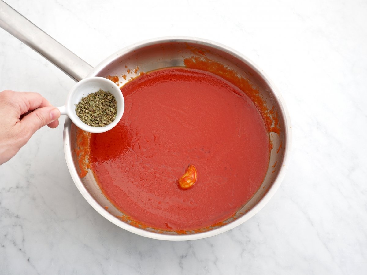Añadir la passata y el orégano