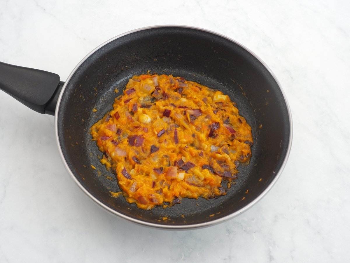 Añadir la pasta de ají al sofrito