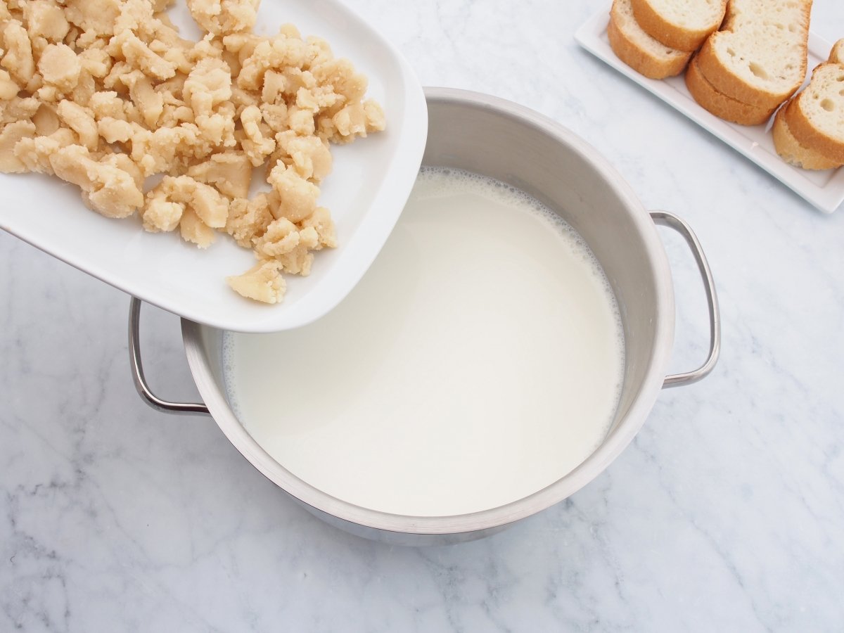 Añadir la pasta de almendras a la leche para la sopa de almendras