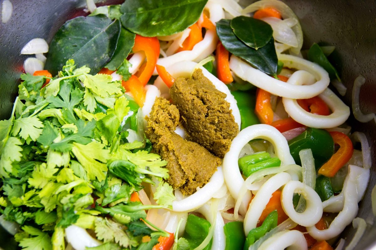 Añadir la pasta de curry verde, cilantro y hojas de lima kaffir