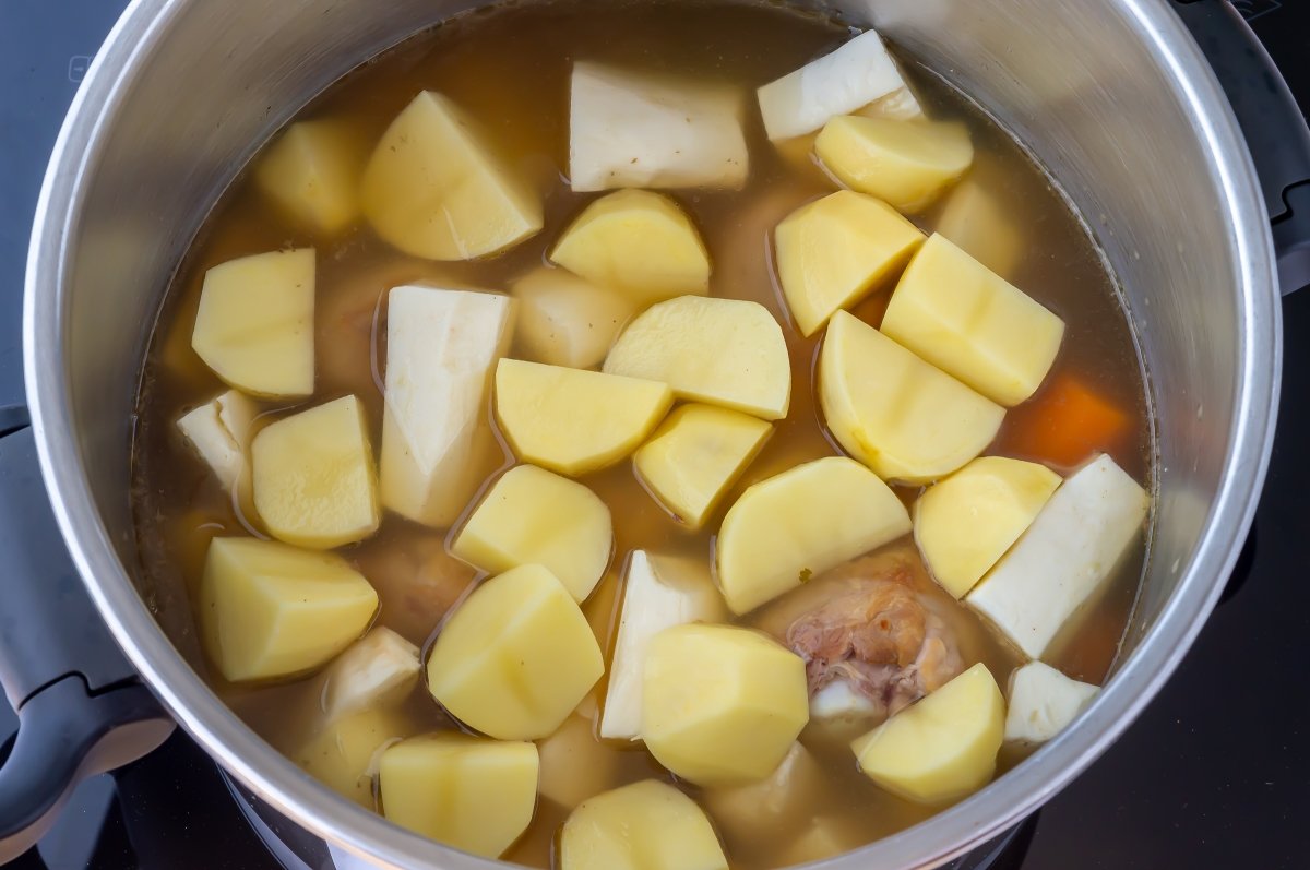 Añadir la patata al sancocho colombiano