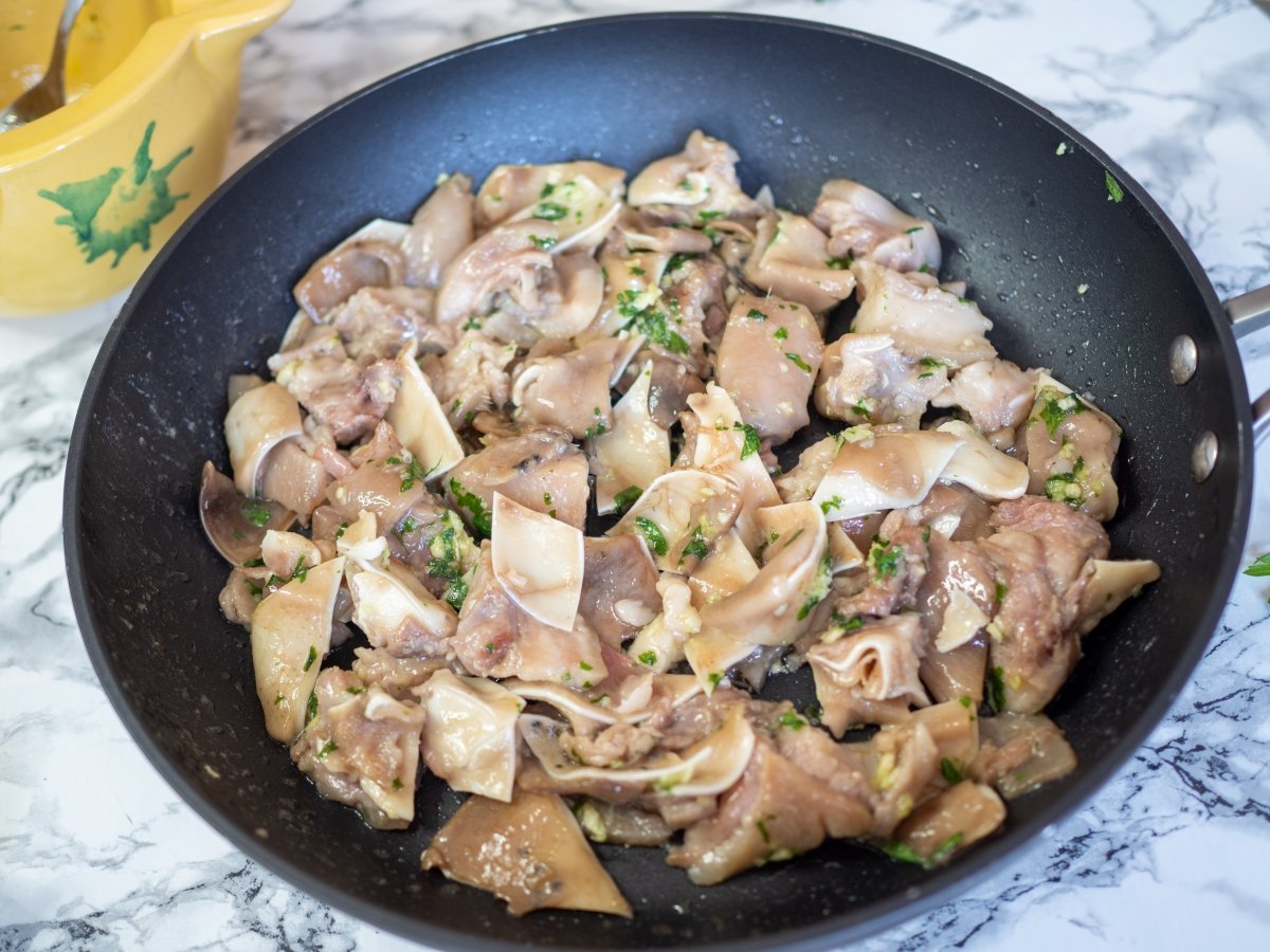 Añadir la picada de ajo y perejil para la oreja de cerdo a la plancha