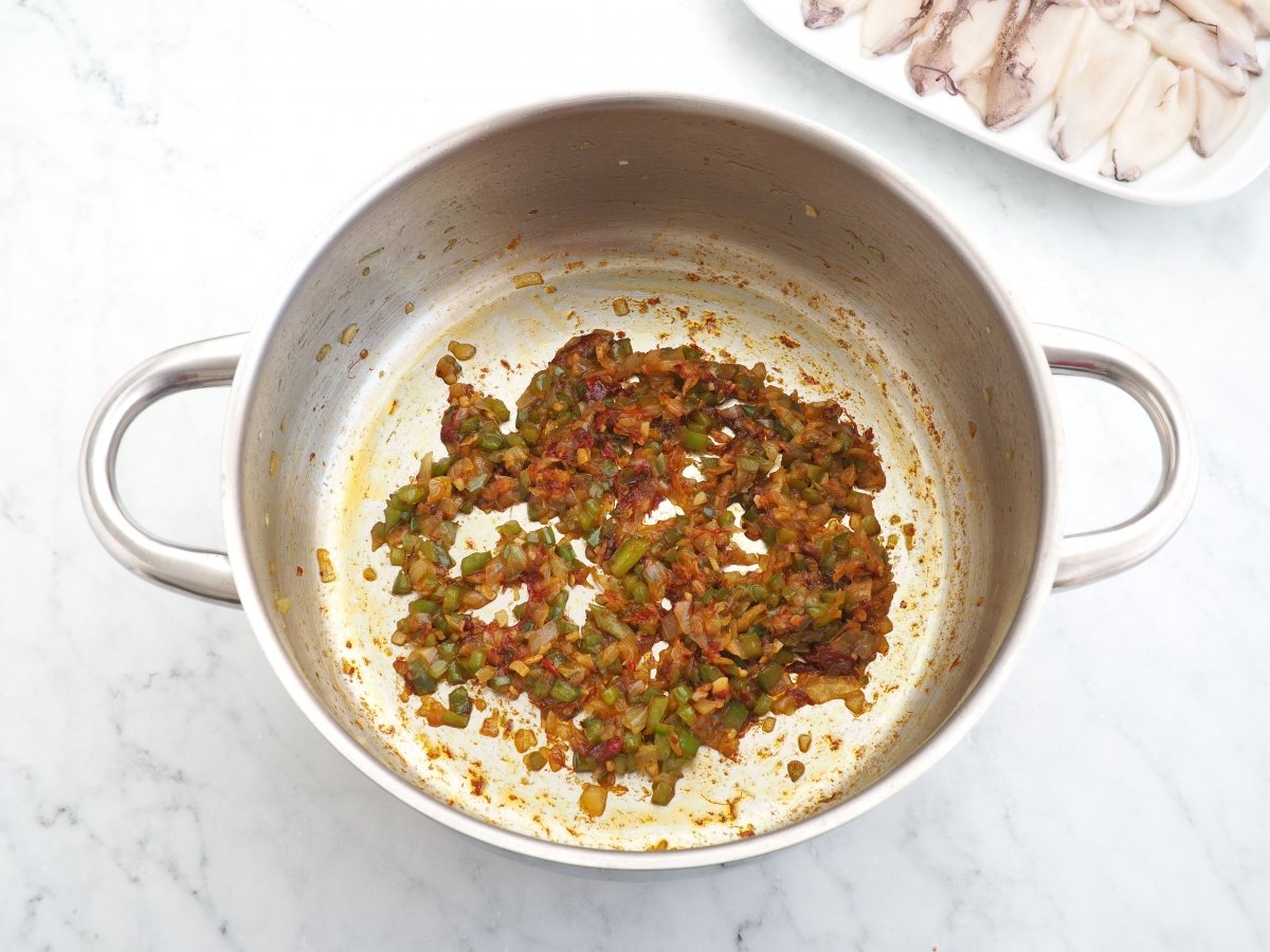 Añadir la pulpa de pimiento choricero al sofrito