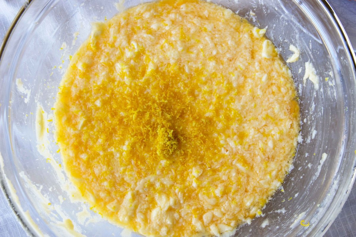 Añadir la ralladura de limón a la masa de sobaos pasiegos