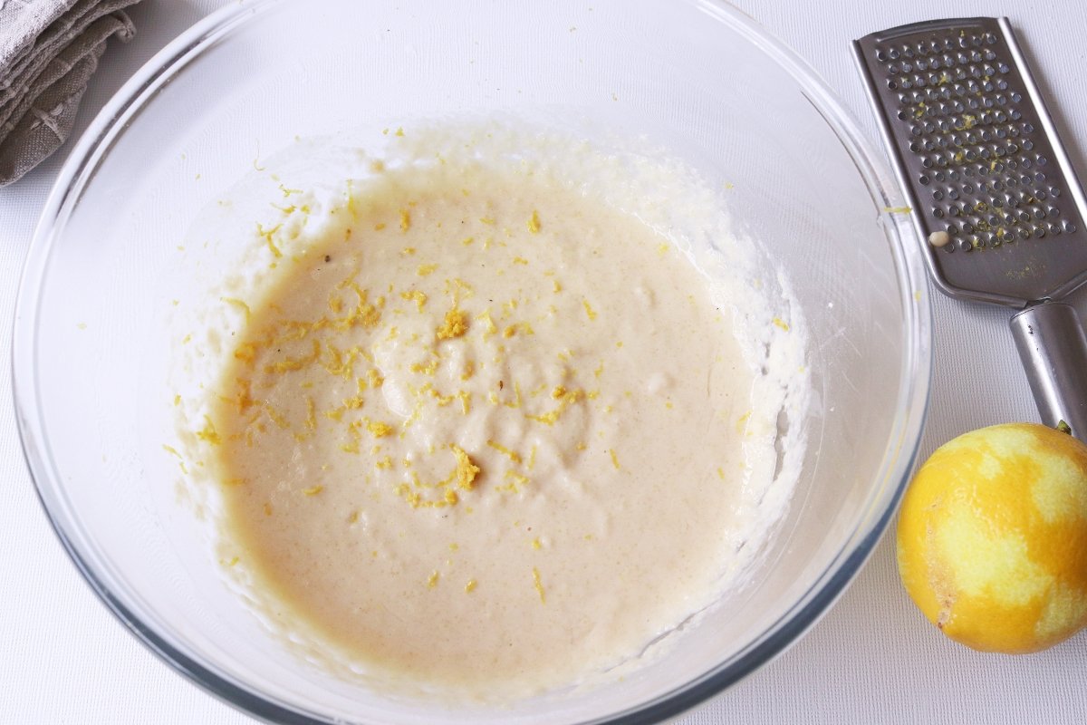 Añadir la ralladura de limón para las tortitas sin gluten