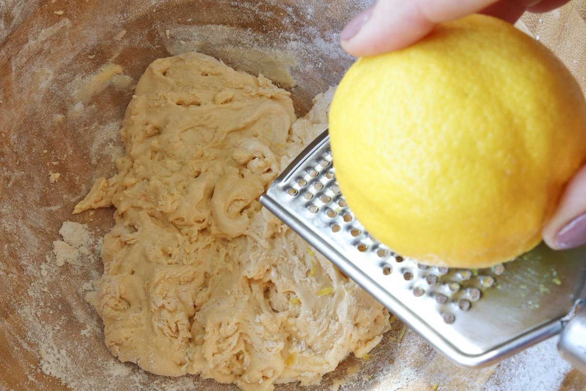 Añadir la ralladura de limón para los bizcochos de soletilla