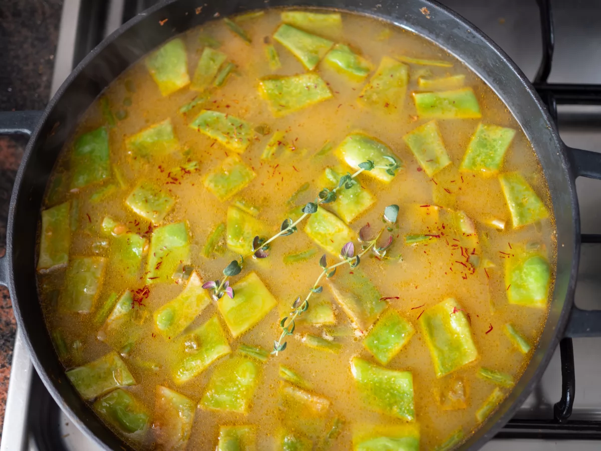 Arroz con judías verdes 9 Añadir la sal, el azafrán y el tomillo fresco para el arroz com judías verdes *