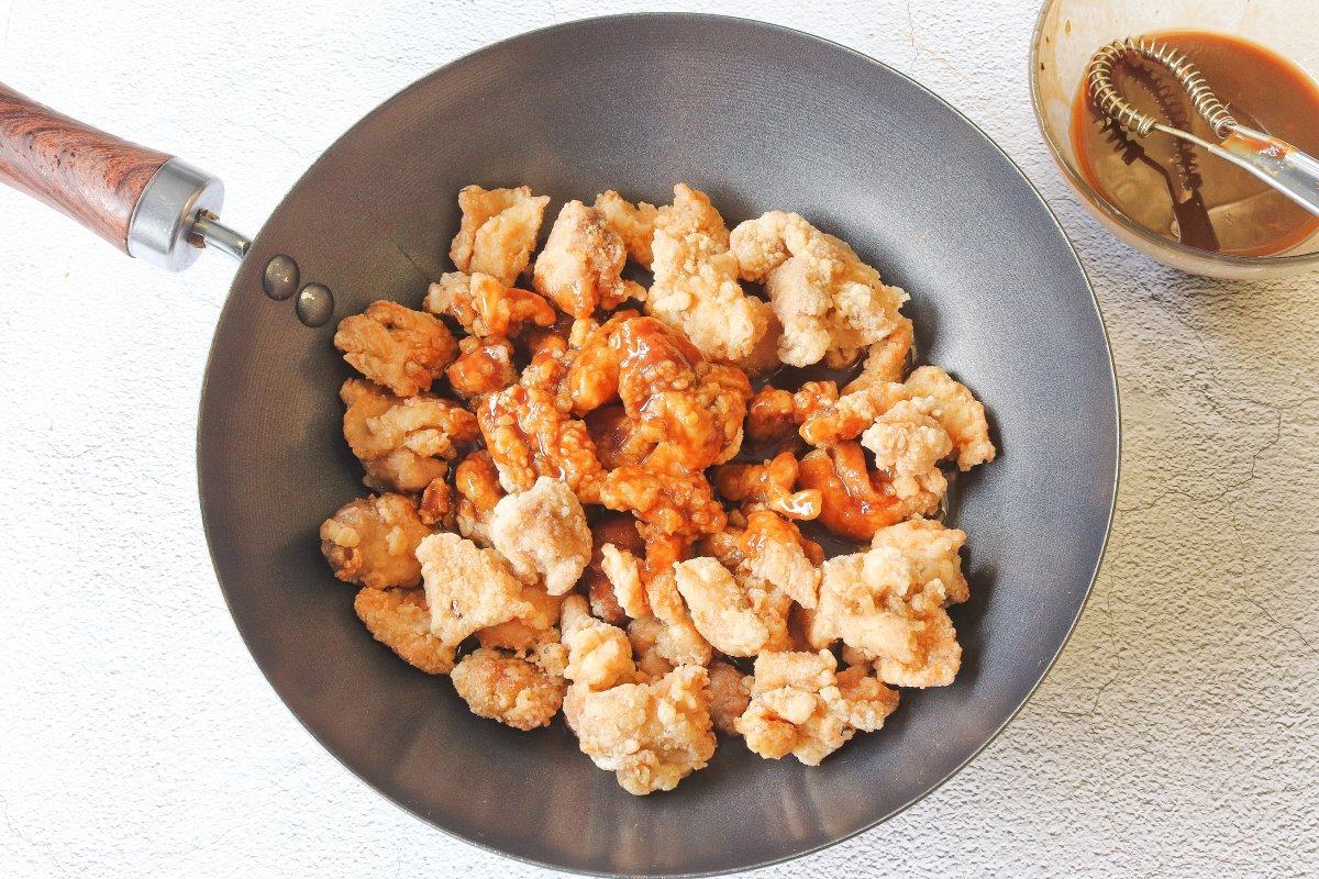 Añadir la salsa al pollo del general Tso