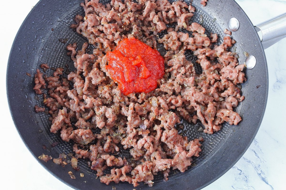 Añadir la salsa de tomate a la yaroa dominicana