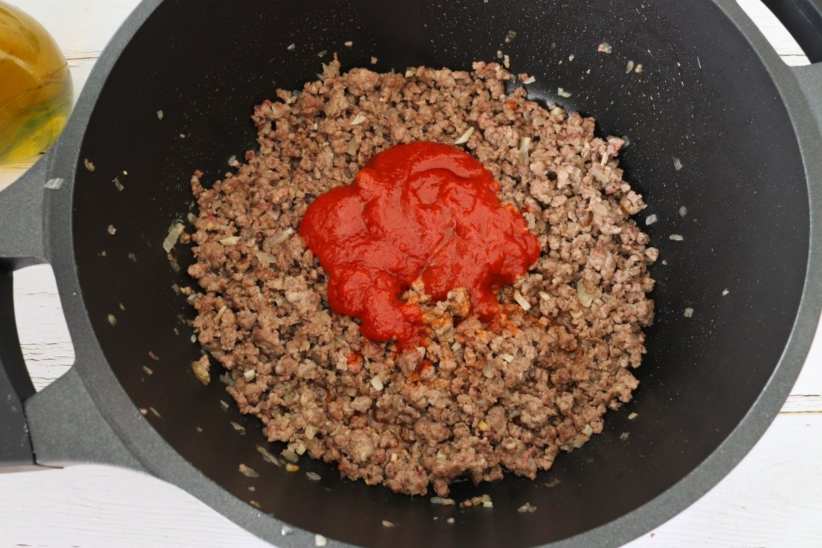 Añadir la salsa de tomate para los champiñones rellenos