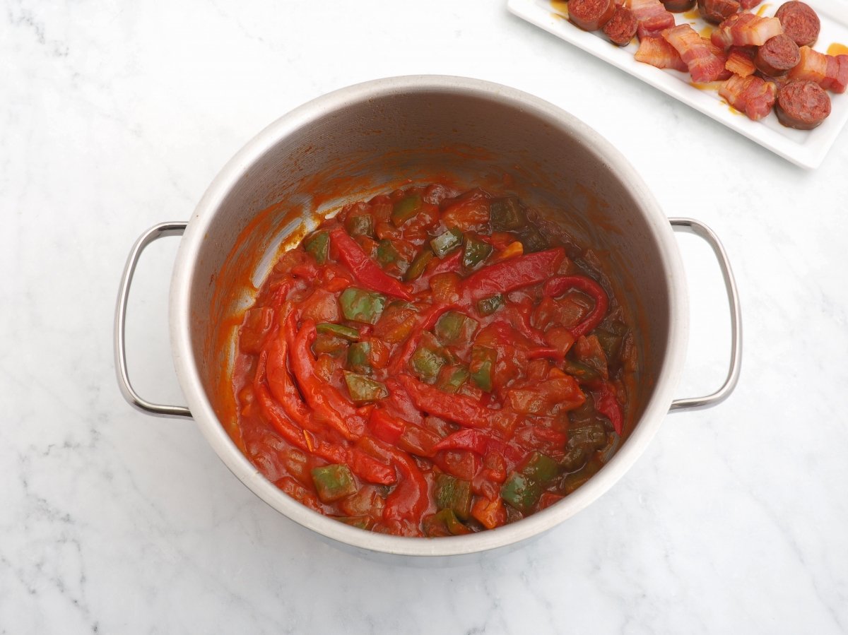 Añadir la salsa de tomate y el pimiento rojo asado al sofrito
