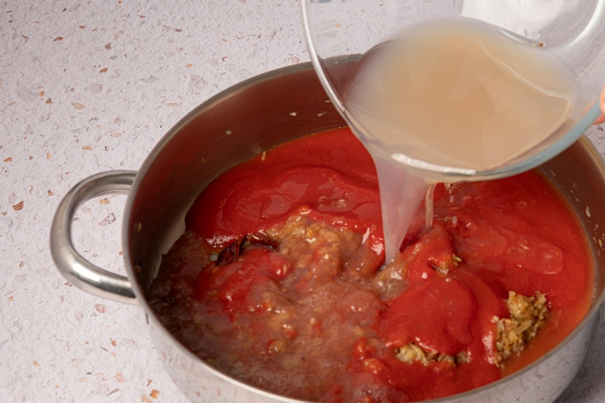 Añadir la salsa y el tomate concentrado y remover