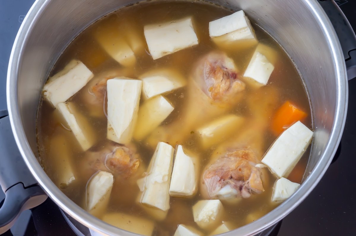 Añadir la yuca al sancocho colombiano