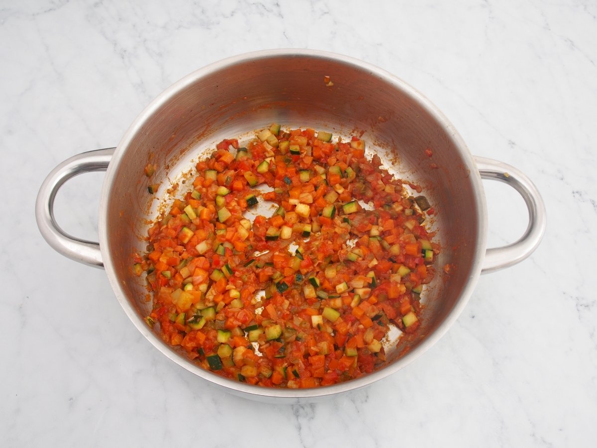 Añadir la zanahoria y el calabacín al sofrito para el relleno de las berenjenas