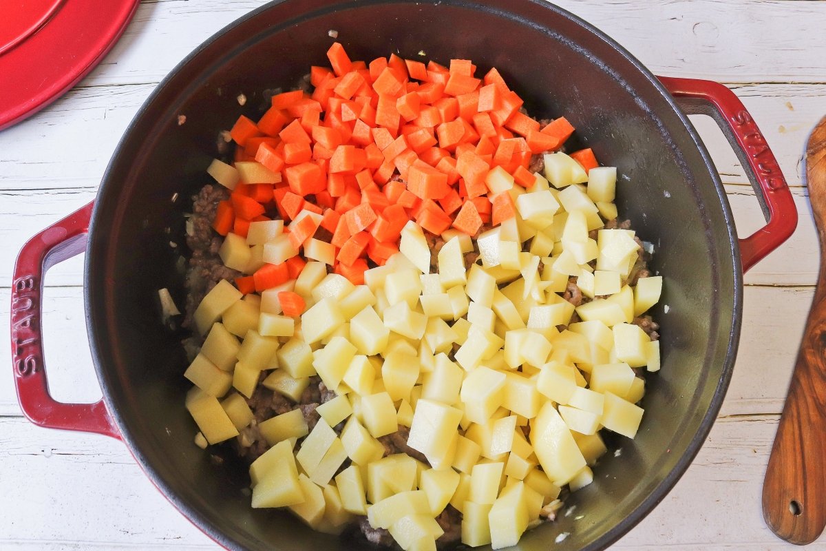 Añadir la zanahoria y la patata al picadillo