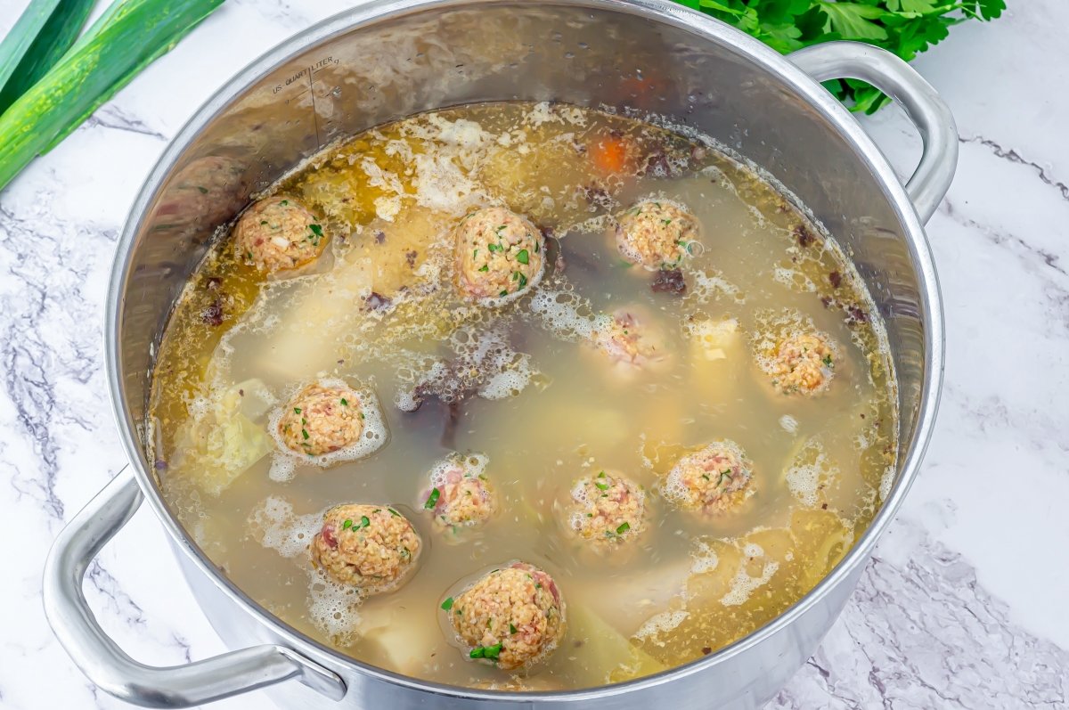 Añadir las albóndigas a la olla aranesa