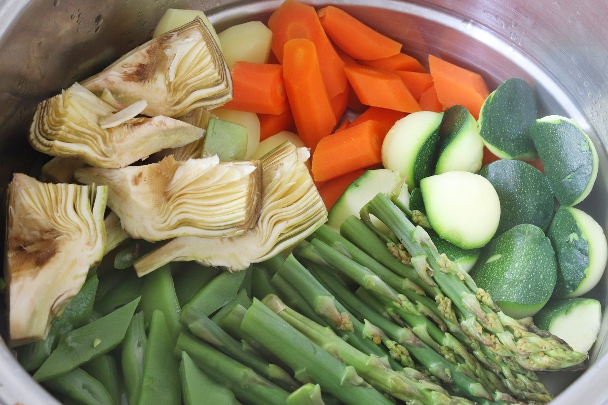 Añadir las alcachofas, el calabacín y los espárragos al panaché de verduras