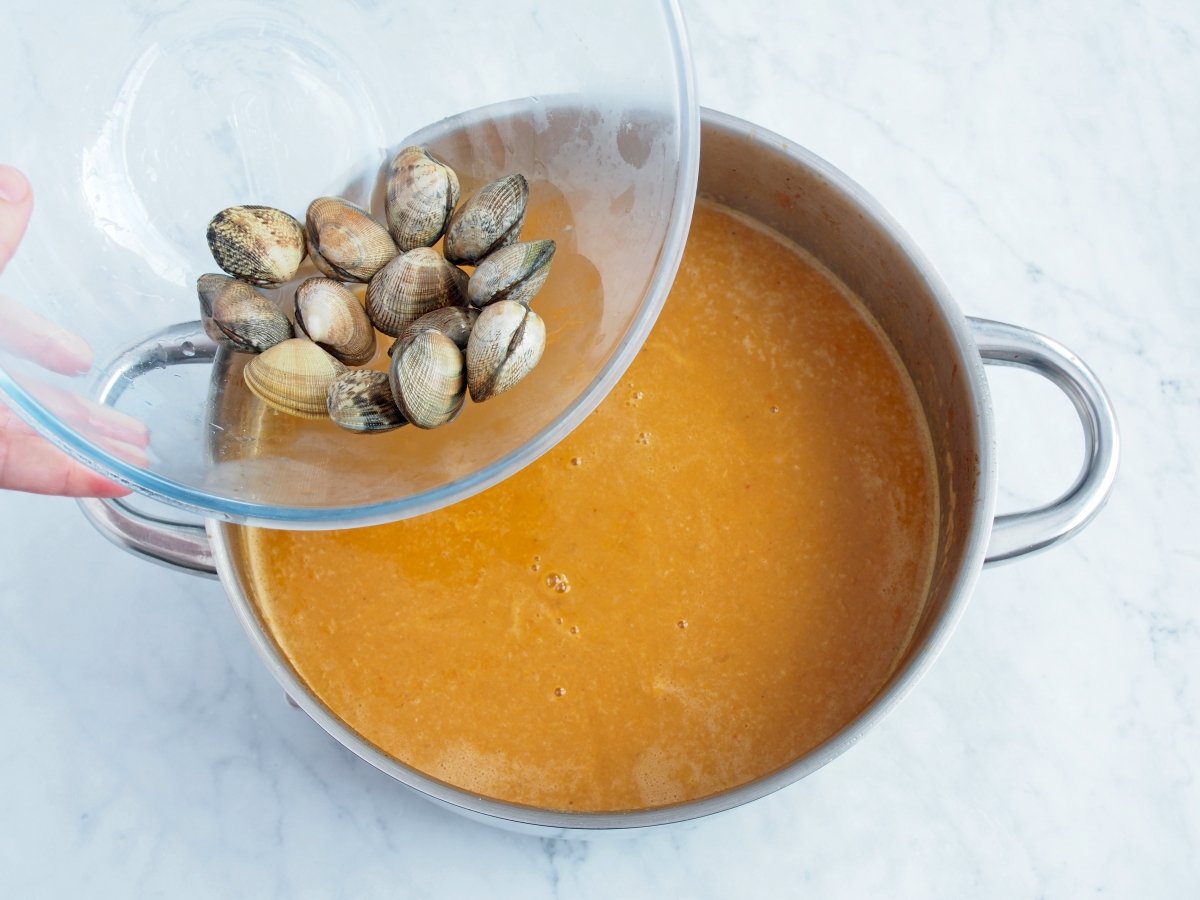 Añadir las almejas a la sopa de marisco