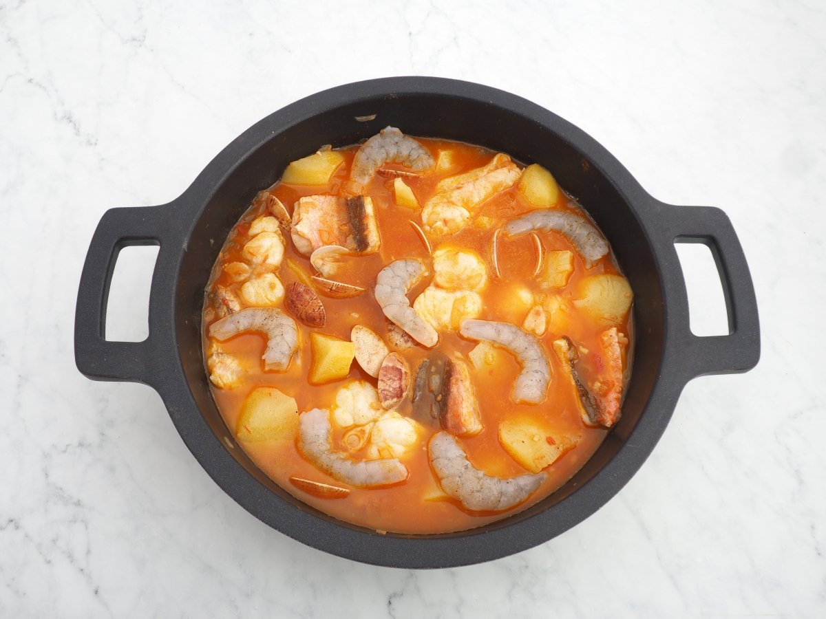 Añadir las almejas y langostinos