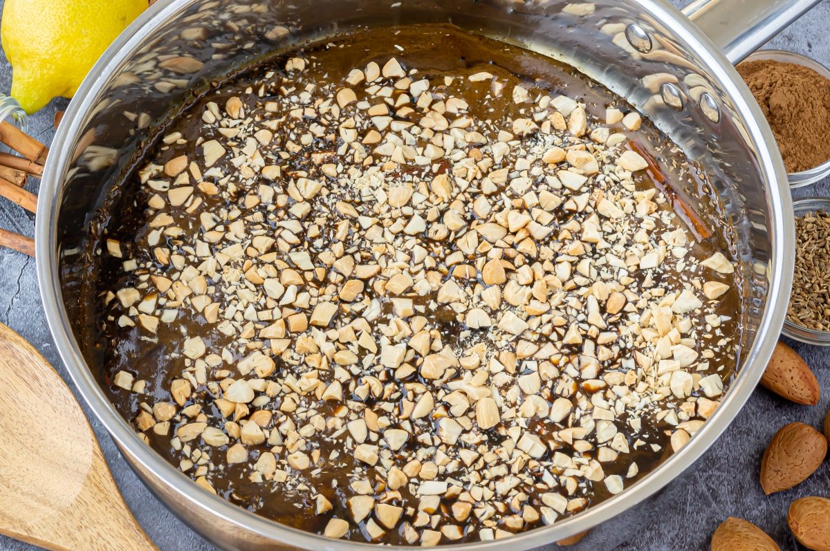 Añadir las almendras de las sopas de miel