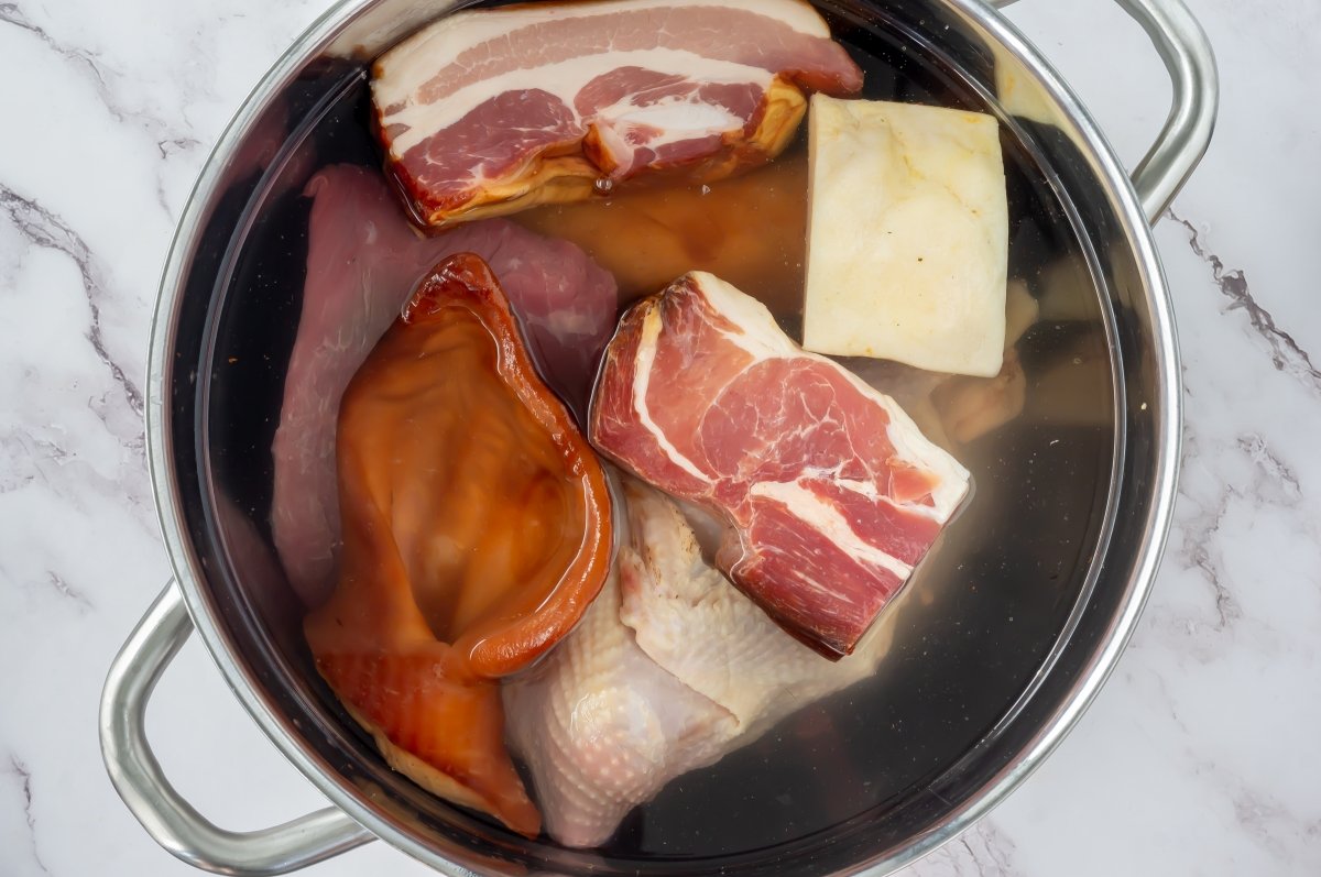 Añadir las carnes a la olla del cocido maragato