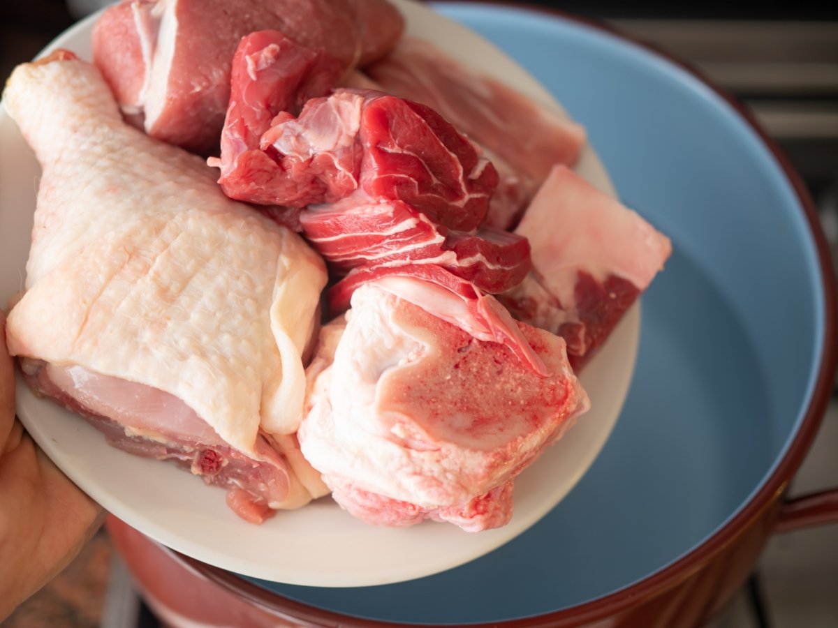Añadir las carnes más duras a la olla para el puchero valenciano