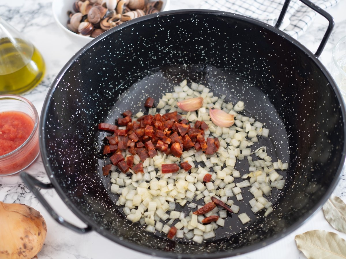 Añadir las cayenas y el chorizo picante para los caracoles picantes