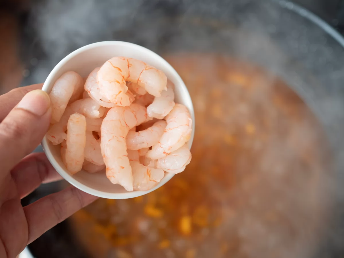 Añadir las colas de gambas peladas para el arroz con gambas