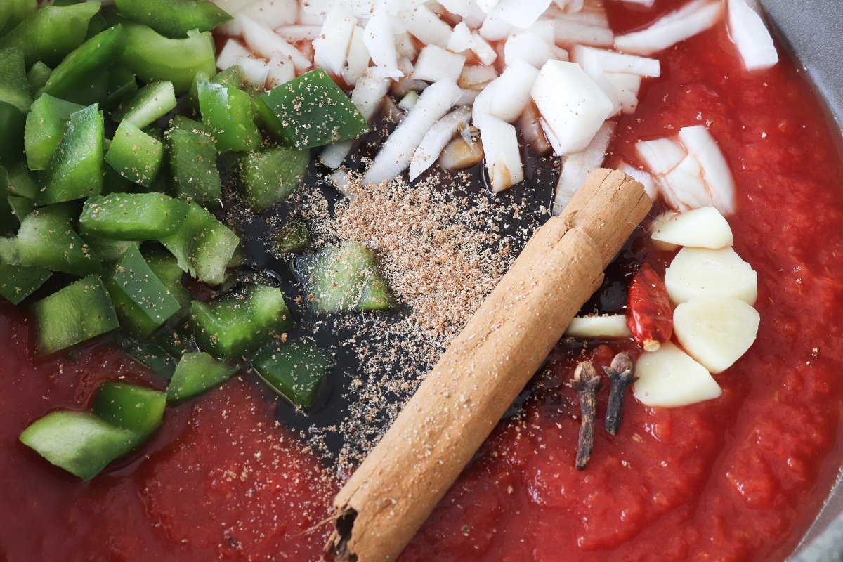 Añadir las especias a la salsa kétchup