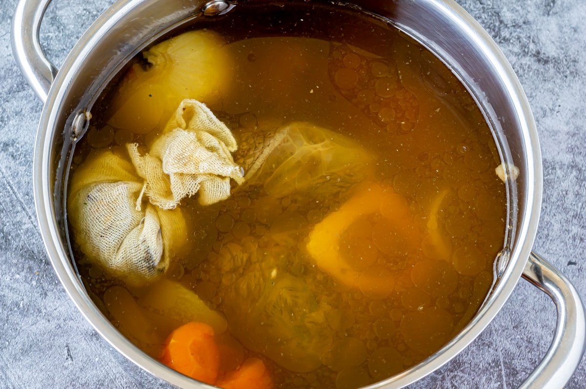 Añadir las especias al caldo de la sopa pho