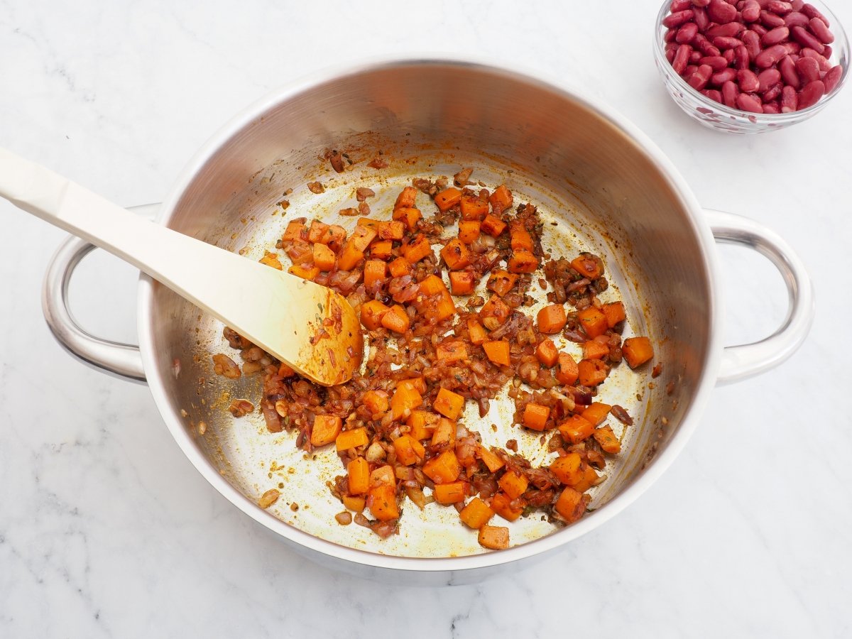 Añadir las especias al sofrito del chili sin carne