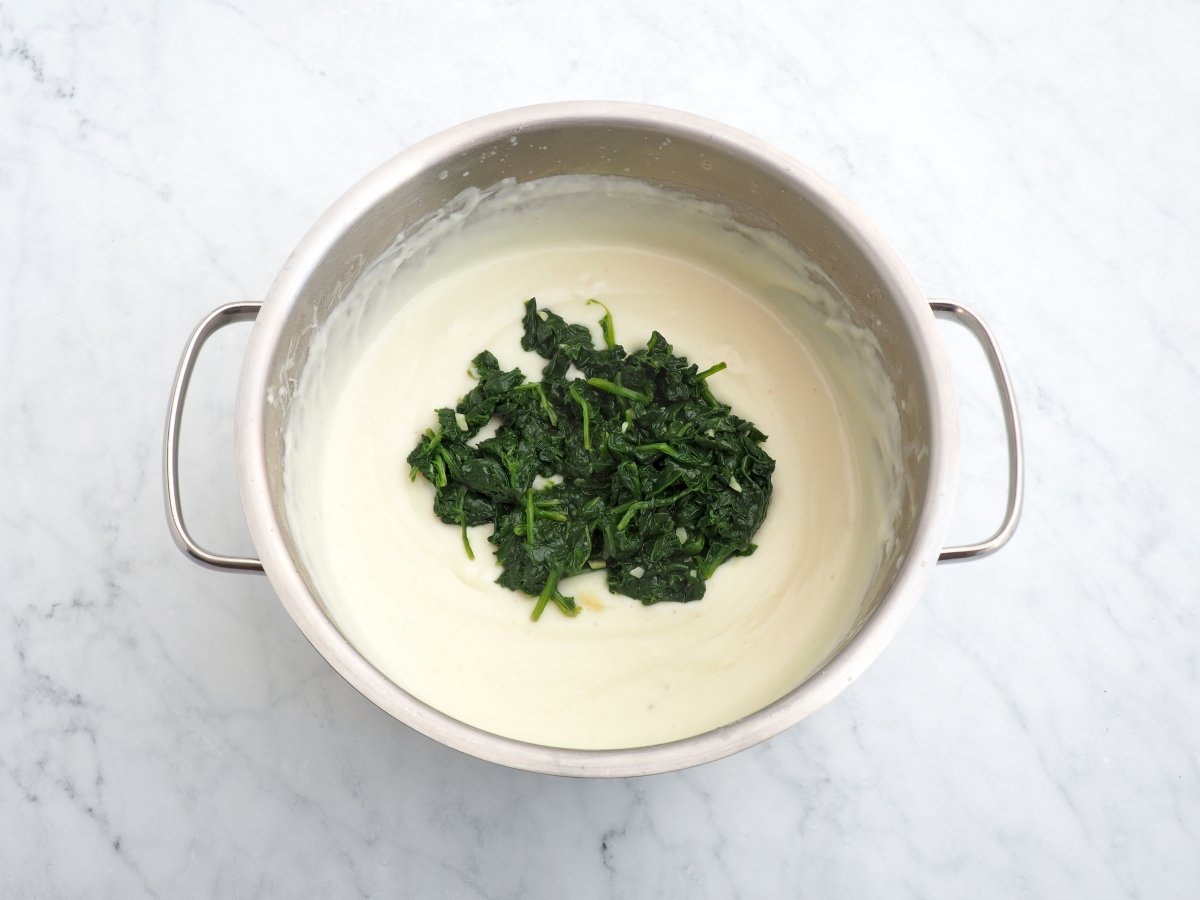 Añadir las espinacas a la bechamel