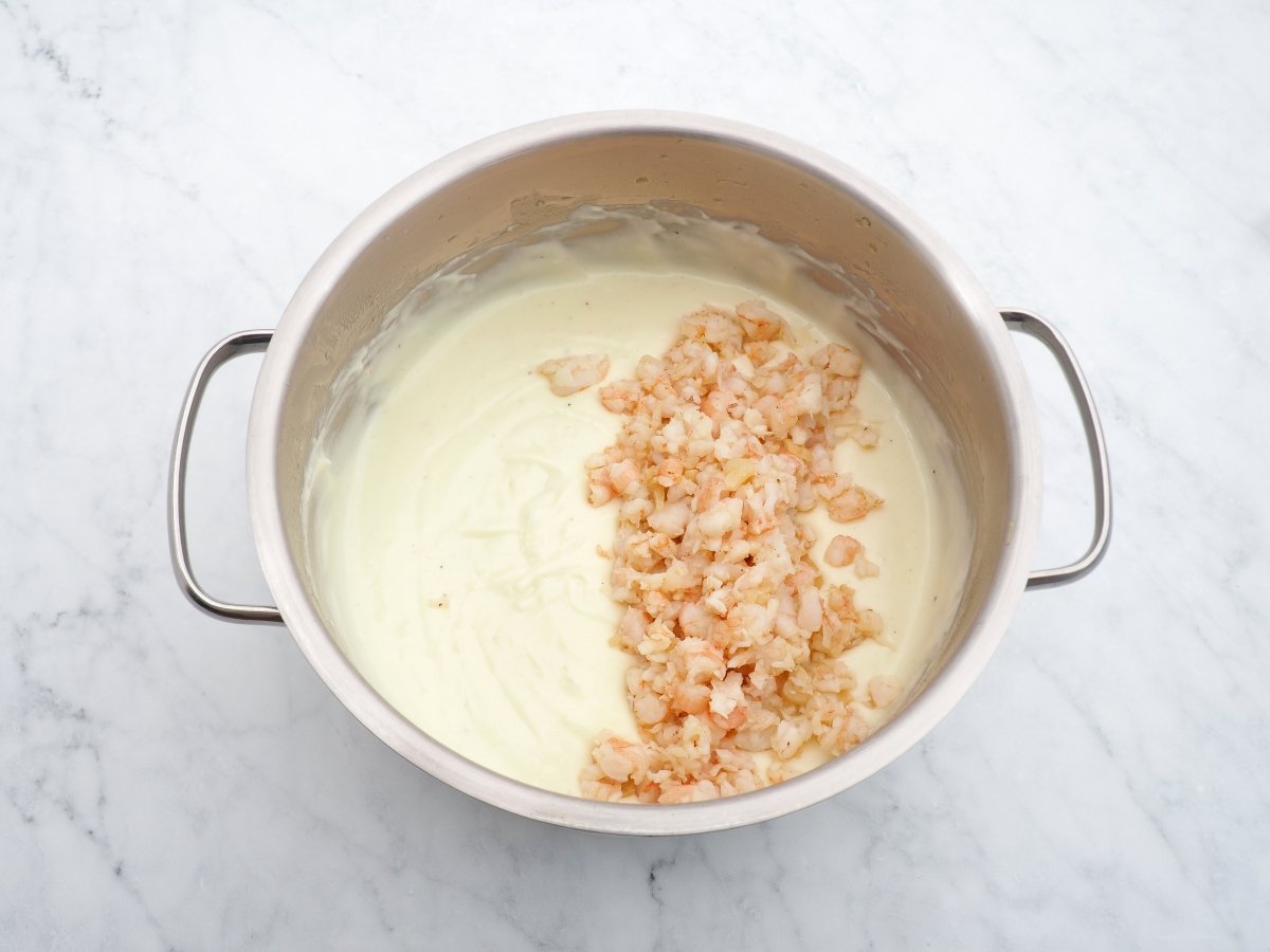 Añadir las gambas al ajillo a la bechamel