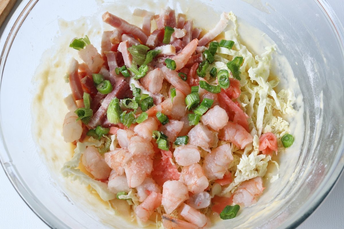 Añadir las gambas, el cebollino y la sal a la masa de la okonomiyaki