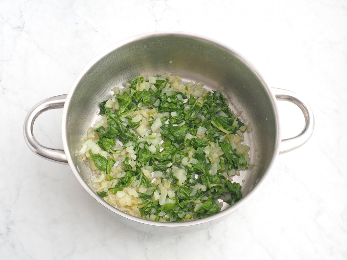 Añadir las hojas de acelga al sofrito