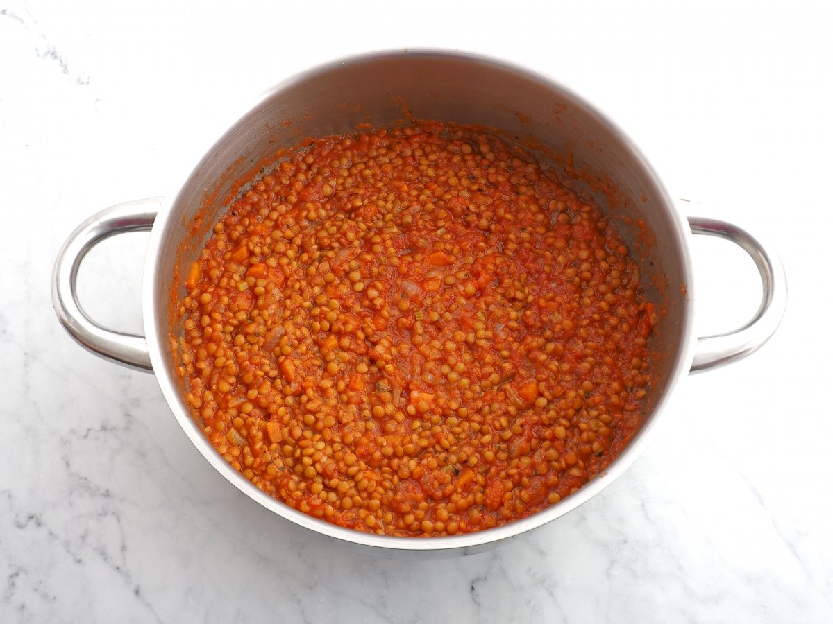 Añadir las lentejas cocidas al sofrito del relleno de la lasaña