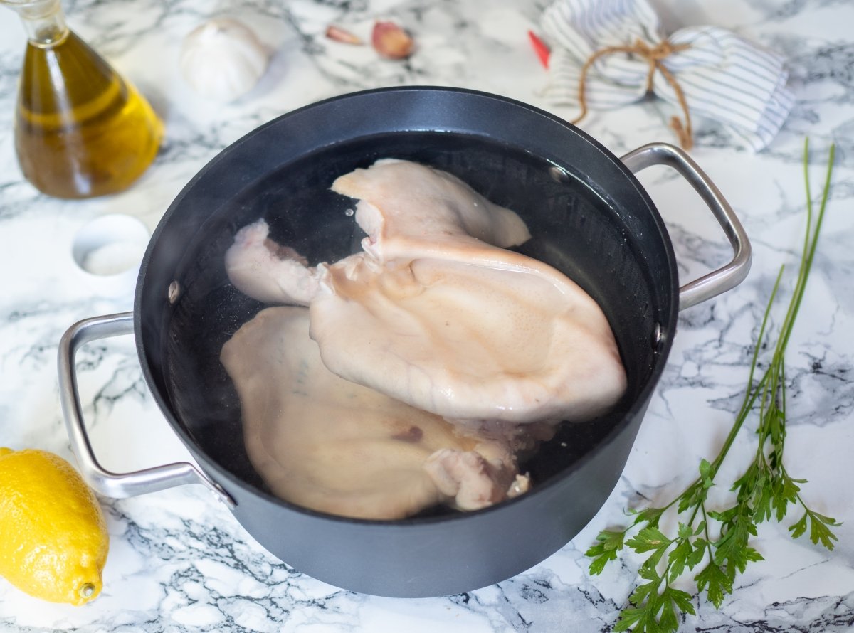 Añadir las orejas de cerdo a la olla y cocinar una hora y media para la oreja de cerdo a la plancha