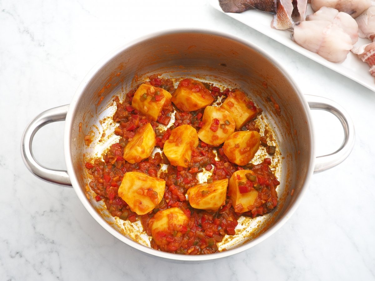 Añadir las patatas al sofrito