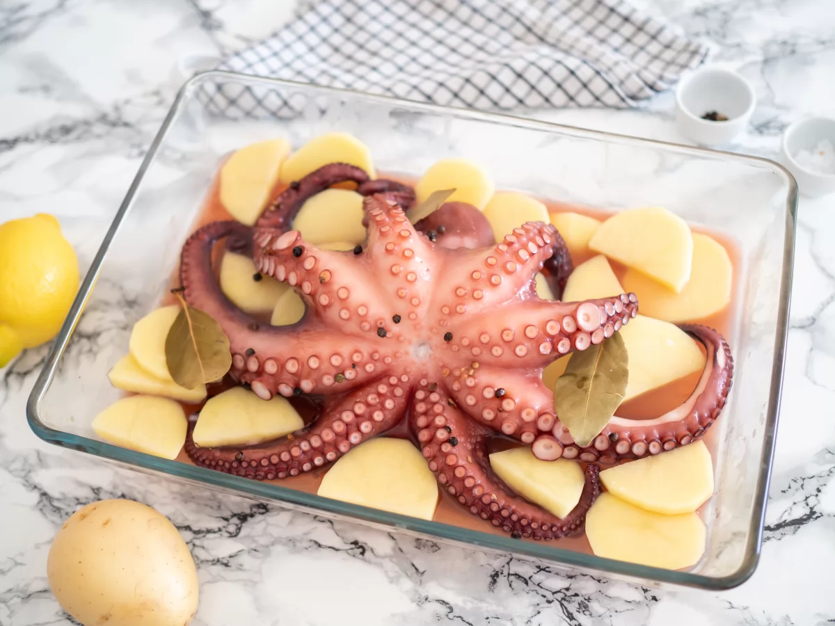 Pulpo al horno con patatas 4 Añadir las patatas para el pulpo al horno con patatas