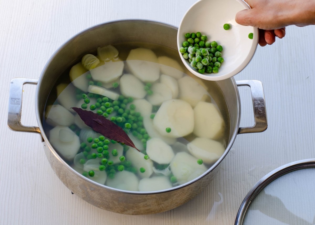 Añadir las patatas peladas y cortadas en trozos gruesos