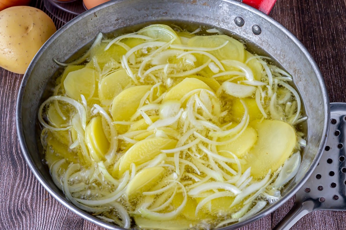 Añadir las patatas y la cebolla al aceite