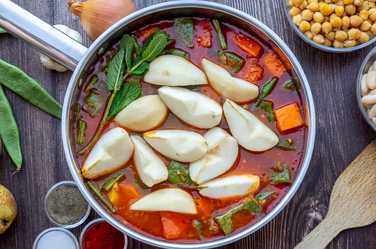 Olla gitana 9 Añadir las peras a la olla *