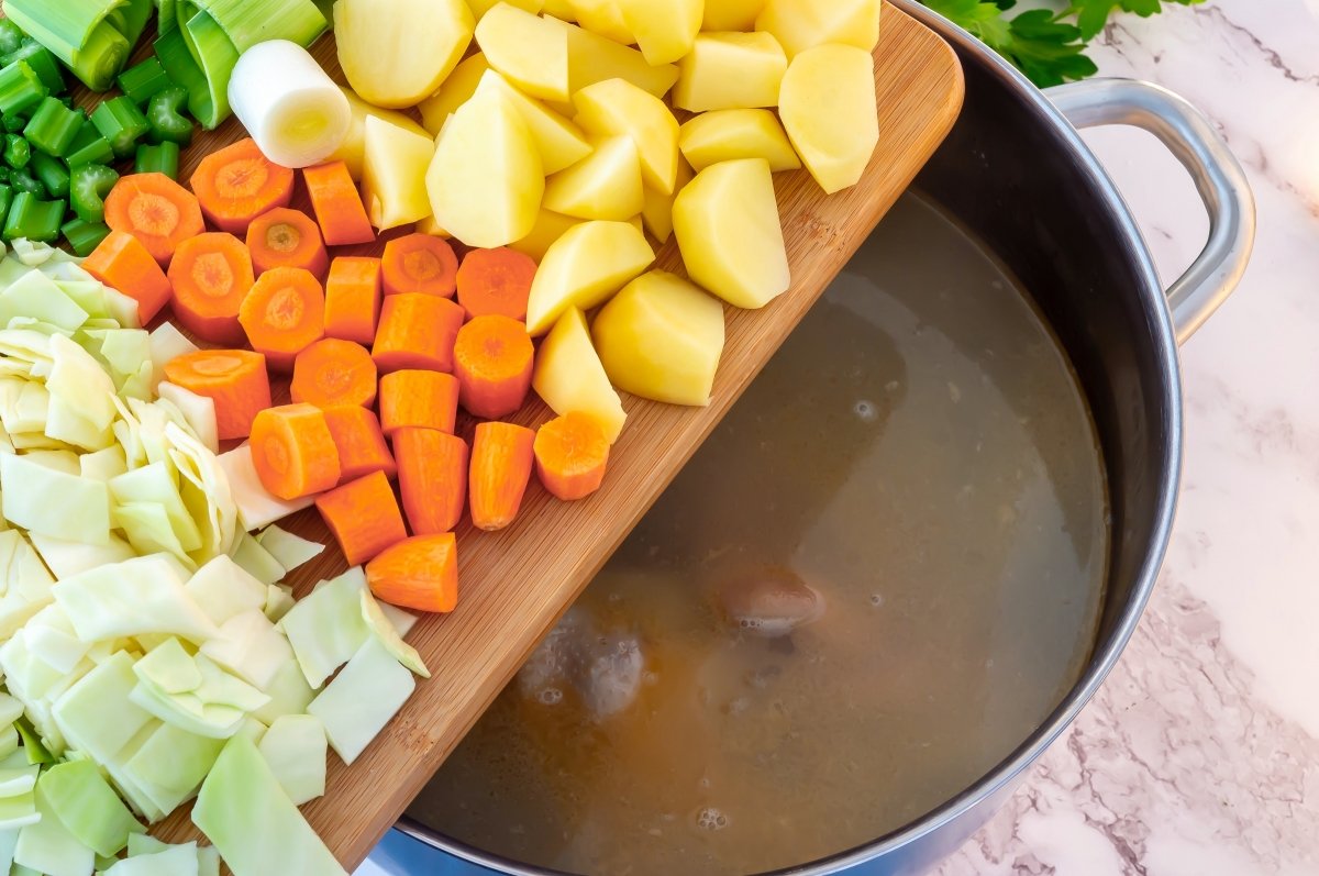 Añadir las verduras a la olla aranesa