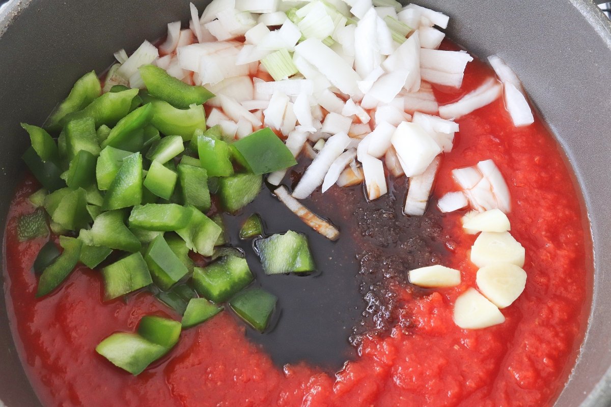 Añadir las verduras a la salsa