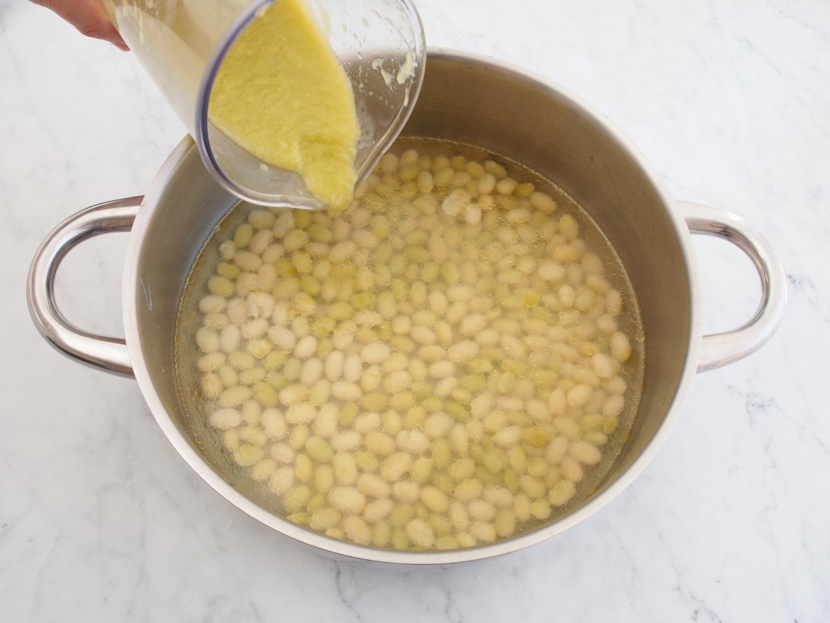 Añadir las verduras trituradas a la cazuela para las pochas con almejas