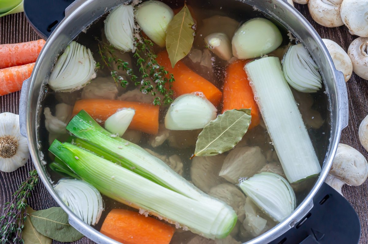 Añadir las verduras y cocer la carne