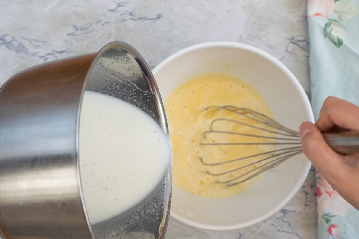 añadir leche crema pastelera coca de sant joan